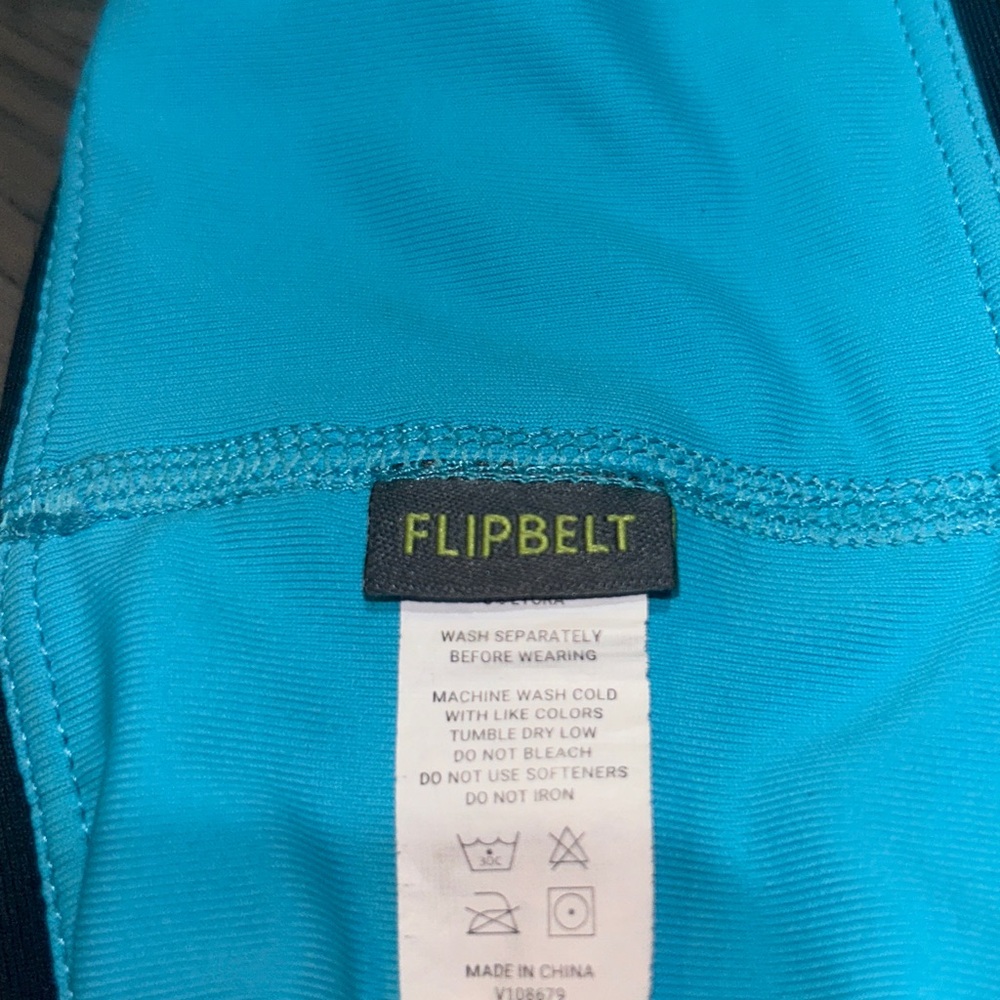 FlipBelt Aqua Running Waist Belt with Zipper - Picture 4 of 6
